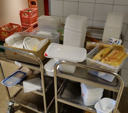 Batterie de cuisine ( couverts, assiettes...