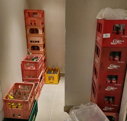 Batterie de cuisine ( couverts, assiettes...