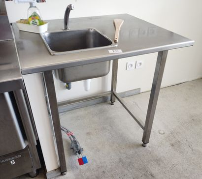 Deux dessertes inox avec évier