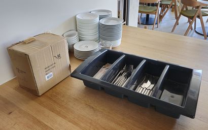 Batterie de cuisine ( couverts, assiettes...
