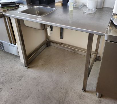Deux dessertes inox avec évier