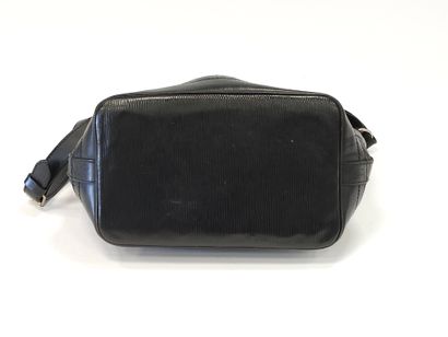 LOUIS VUITTON
Modèle Noé en cuir épi noi...