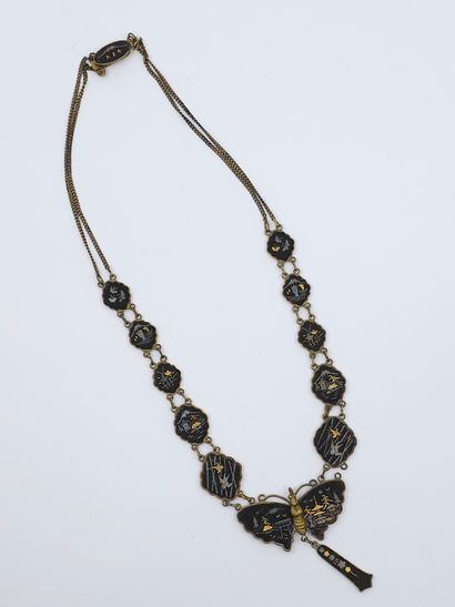 VIETNAM 
Collier en métal et bois precieux...