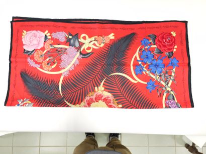 HERMES
Carré de soie à décor de fleurs sur...