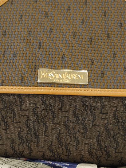 YVES SAINT LAURENT 
Sac bandouliere en tissus...