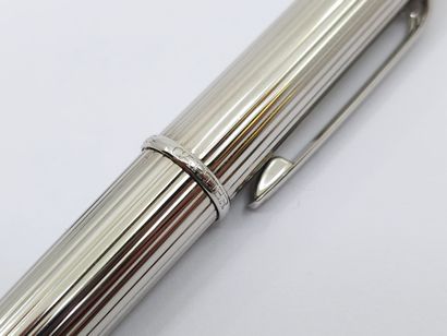 CARTIER
Stylo bic en métal argenté avec cabochon...