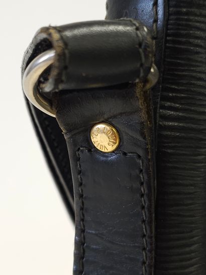 LOUIS VUITTON
Modèle Noé en cuir épi noi...