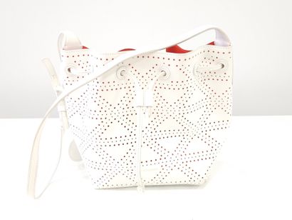 EMPORIO ARMANI
Sac bandoulière en cuir perforé...