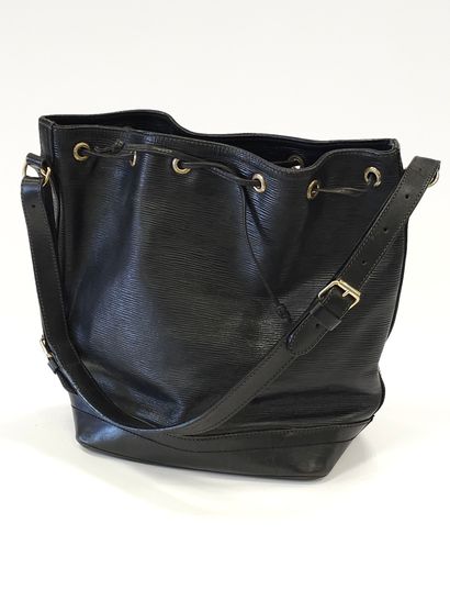LOUIS VUITTON
Modèle Noé en cuir épi noi...
