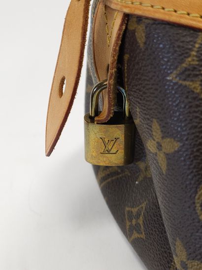 LOUIS VUITTON
Modèle Montorgueil 
Sac à main...