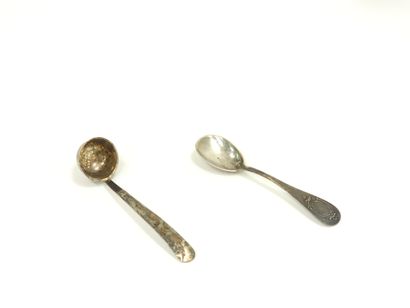 PAIRE DE SALERONS TRIPODES en argent 800...