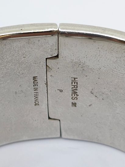 HERMES 
Bracelet Clic clac en métal argenté...