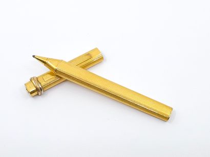CARTIER modèle Trinity 
Stylo en métal d...