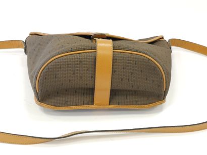 YVES SAINT LAURENT 
Sac bandouliere en tissus...
