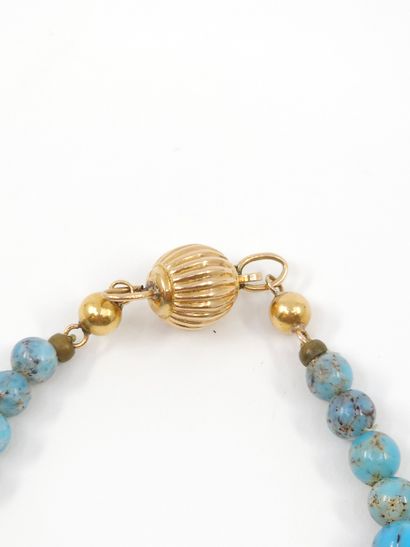 COLLIER de perles de turquoises en chute...
