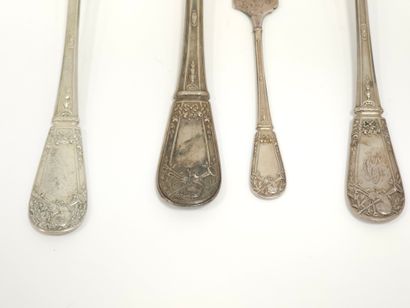 MENAGERE DE COUVERTS EN ARGENT 
Modèle Louis...