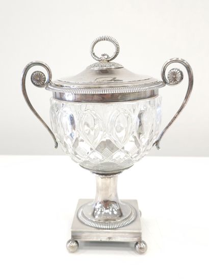 DRAGEOIR en argent et cristal à deux anses...