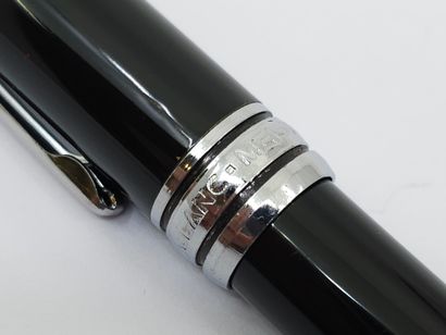 MONTBLANC
Stylo bic en métal doré