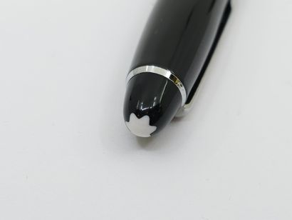 MONTBLANC
Stylo bic en métal doré