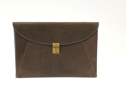 GUCCI
CARTABLE EN CUIR marron, fermeture...