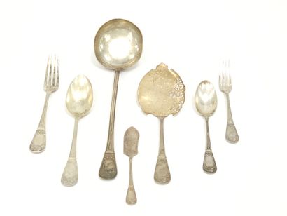 MENAGERE DE COUVERTS EN ARGENT 
Modèle Louis...