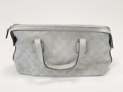 GUCCI 
Sac à main en toile argenté 
Usur...