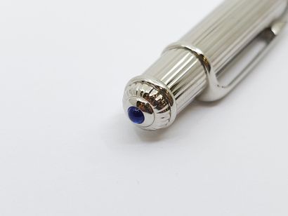 CARTIER
Stylo bic en métal argenté avec cabochon...