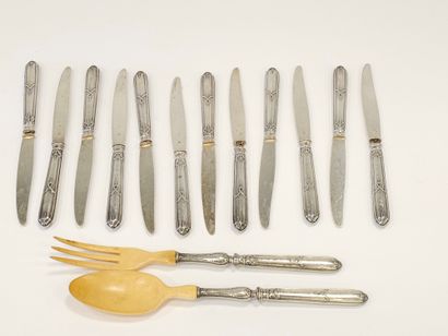DOUZE COUTEAUX A FROMAGE modèle Louis XVI
Orfèvre...