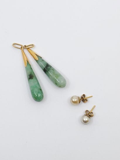 LOT comprenant : 
Paire de boucles en or...