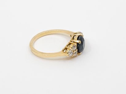 BAGUE en or jaune 750° ornée d'un saphir...