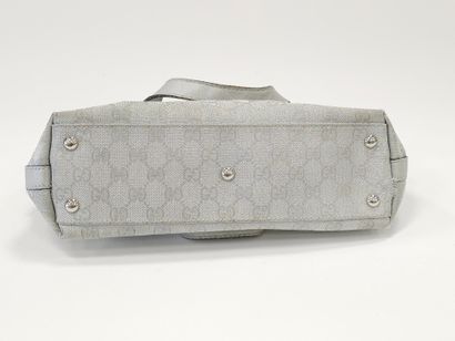 GUCCI 
Sac à main en toile argenté 
Usur...