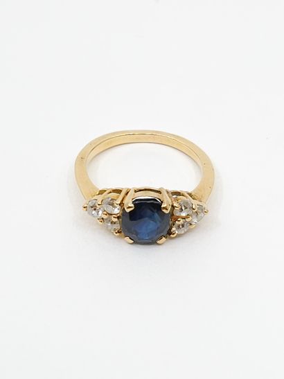 BAGUE en or jaune 750° ornée d'un saphir...
