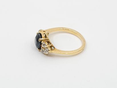 BAGUE en or jaune 750° ornée d'un saphir...