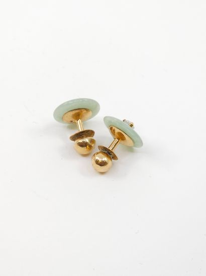 PAIRE DE BOUCLE D'OREILLE en jade et or jaune...