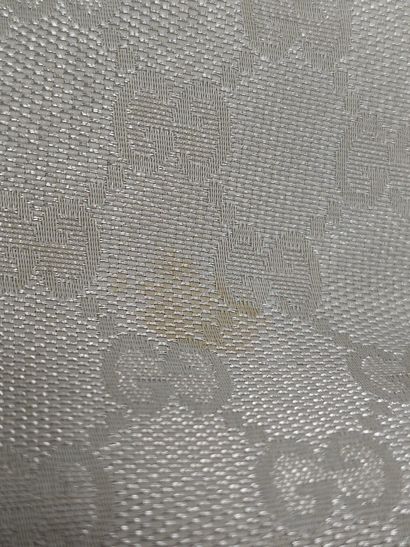GUCCI 
Sac à main en toile argenté 
Usur...