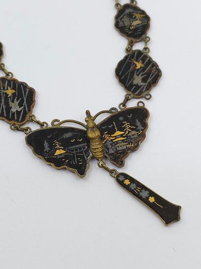 VIETNAM 
Collier en métal et bois precieux...