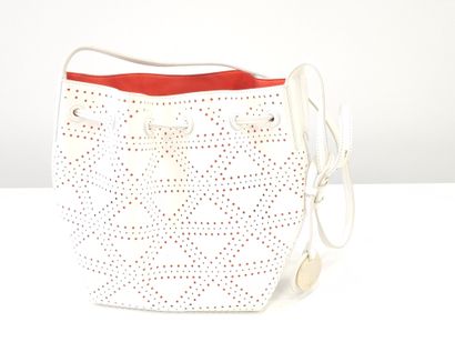EMPORIO ARMANI
Sac bandoulière en cuir perforé...