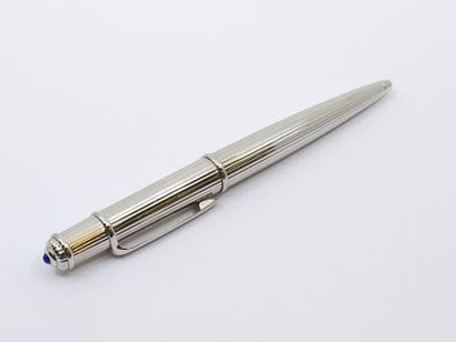 CARTIER
Stylo bic en métal argenté avec cabochon...