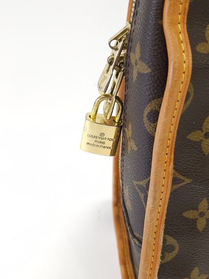 LOUIS VUITTON modèle Rivoli en toile mon...