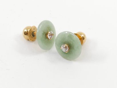 PAIRE DE BOUCLE D'OREILLE en jade et or jaune...