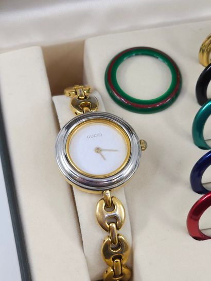 GUCCI 
MONTRE VINTAGE à six lunettes interchangeable
Montre...