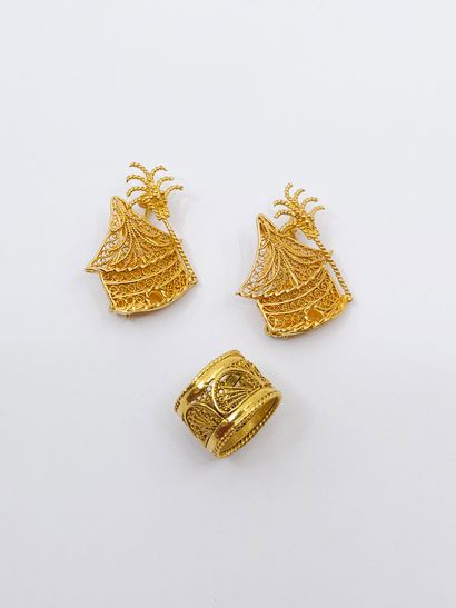 LOT d'or comprenant : 
Deux broches en or...