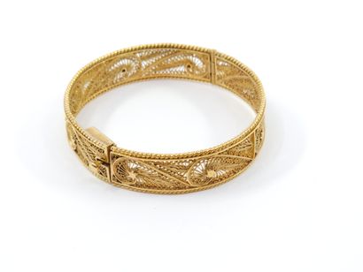 TRAVAIL Etranger 
BRACELET d'enfant ajouré...