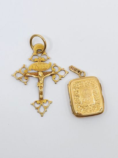 LOT d'or 750° comprenant :
Croix en or 
Pendentif...
