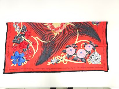 HERMES
Carré de soie à décor de fleurs sur...