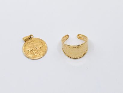 LOT d'or 750° comprenant :
Bague en or jaune...