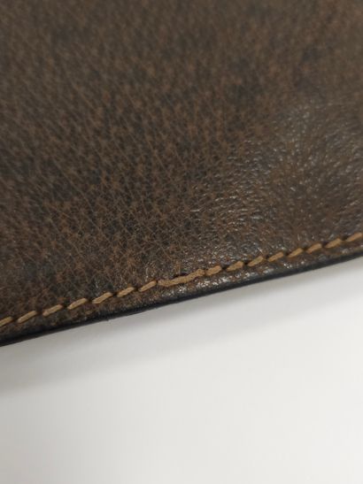 GUCCI
CARTABLE EN CUIR marron, fermeture...