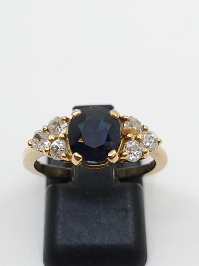 BAGUE en or jaune 750° ornée d'un saphir...