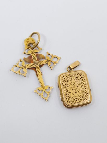 LOT d'or 750° comprenant :
Croix en or 
Pendentif...