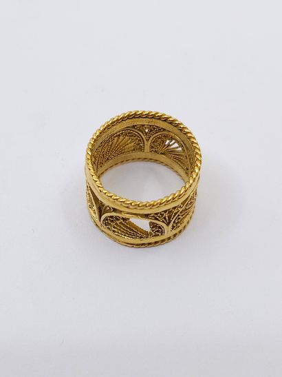 LOT d'or comprenant : 
Deux broches en or...